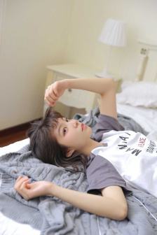 女生给男生看自己的影子